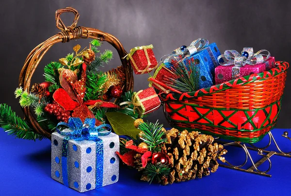 Sáně s dárky a garland — Stock fotografie