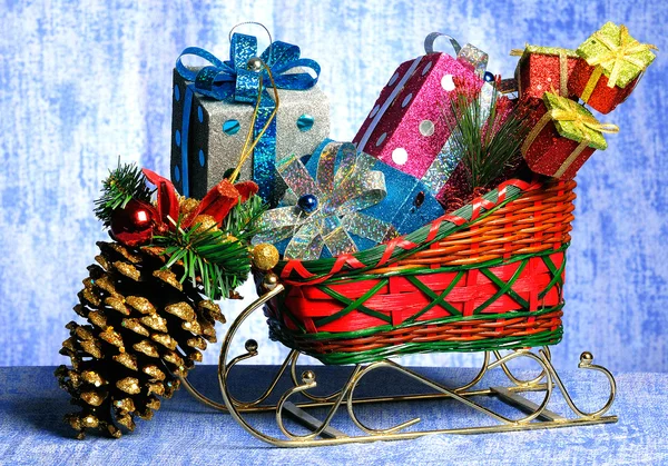 Έλκηθρο με δώρα και παιχνίδια σε μια γούνα χριστουγεννιάτικου δέντρου Εικόνα Αρχείου