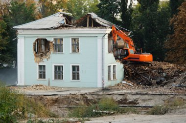 Eski bir evin yıkılması
