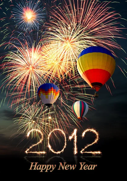 Nuevo año 2012 fuegos artificiales y globo aerostático — Foto de Stock