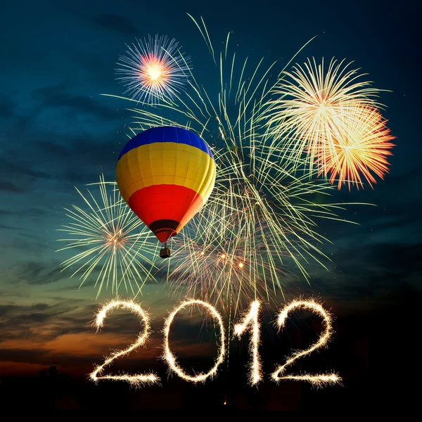 Año nuevo 2012 fuegos artificiales y globo aerostático al atardecer — Foto de Stock