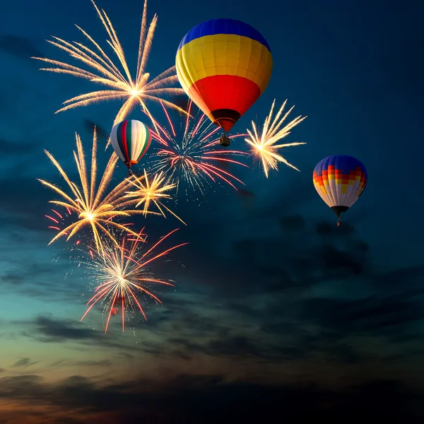 Ohňostroj a hot balónu při západu slunce — Stock fotografie