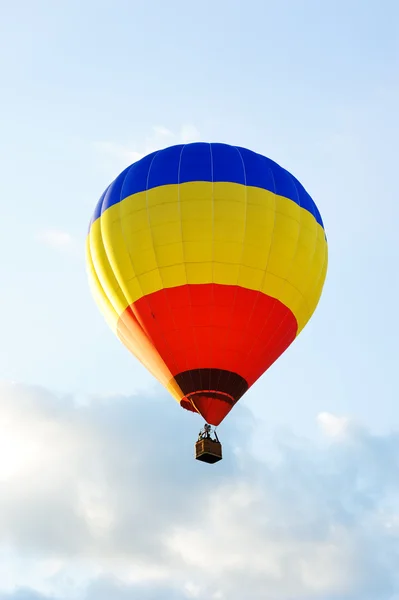Färgrik varmluftsballong — Stockfoto