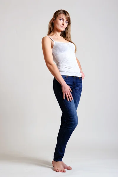 Szczęśliwa młoda kobieta stoi pełnej długości — Zdjęcie stockowe
