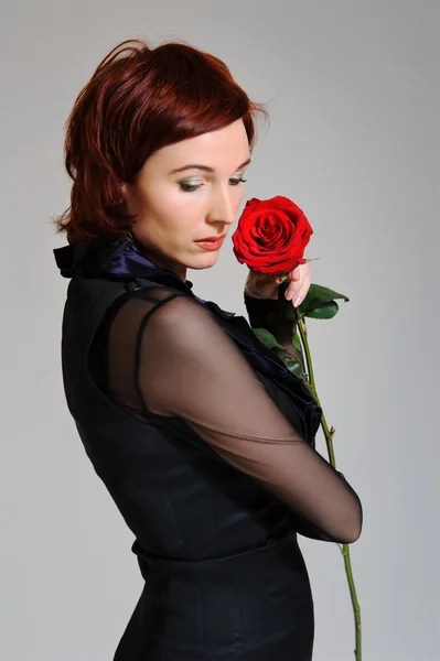 Vacker kvinna med ros — Stockfoto