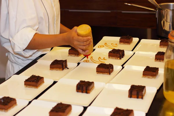 La preparación de los platos de postre para la torta de chocolate louis XV —  Fotos de Stock