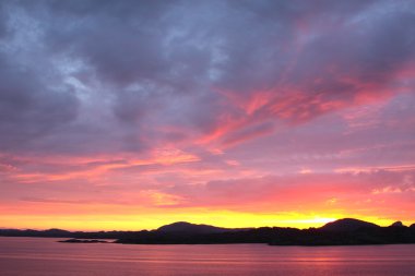 Norveç sahil yattan günbatımı manzarası