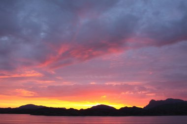 Norveç sahil yattan günbatımı manzarası