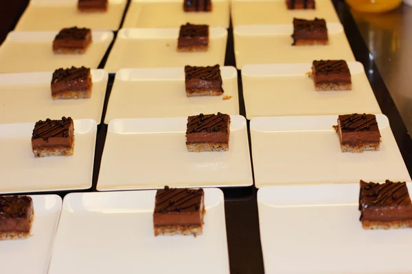 La preparación de los platos de postre para la torta de chocolate louis XV — Foto de Stock