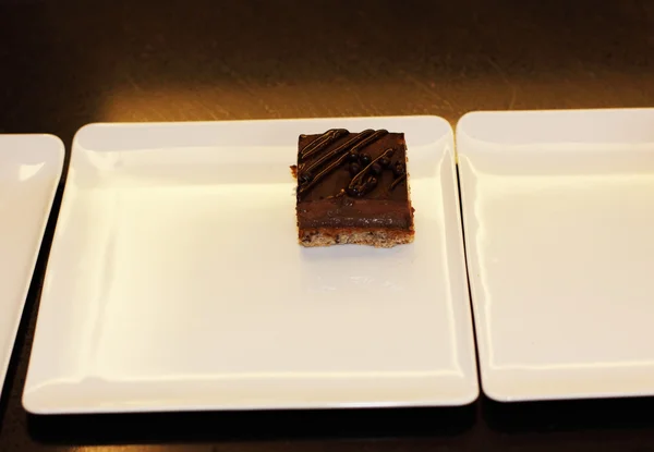 Vorbereitung von Desserttellern für einen Schokoladenkuchen louis xv — Stockfoto