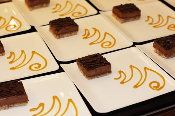 Voorbereiding van dessert platen voor een chocolade cake louis xv — Stockfoto