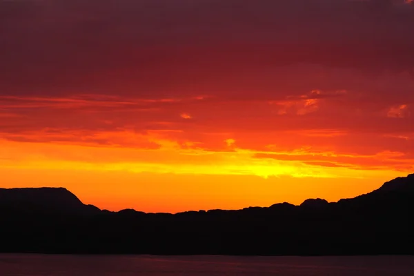 Zachód słońca z łodzi od wybrzeża Norwegii — Zdjęcie stockowe