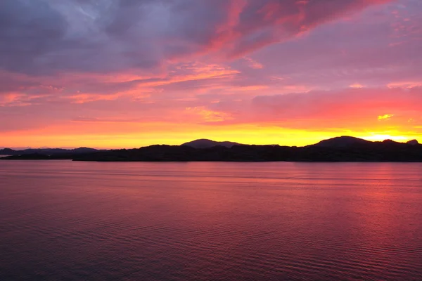 Solnedgången från en båt utanför Norges kust — Stockfoto