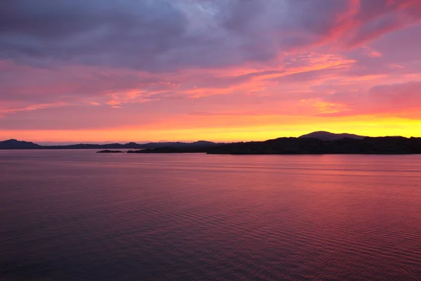 Pôr do sol vista de um barco ao largo da costa do norway — Fotografia de Stock