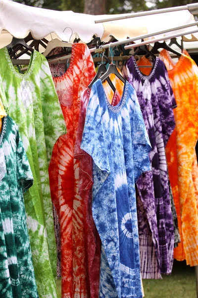 アフリカの市場の販売に色ドレスします。 — ストック写真