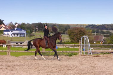 genç ve güzel kadın rider sürme bir rekabet