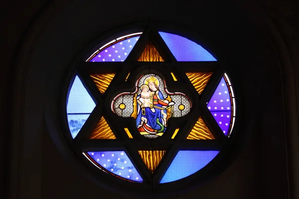A templomban vallási festett üveg-ablakok — Stock Fotó