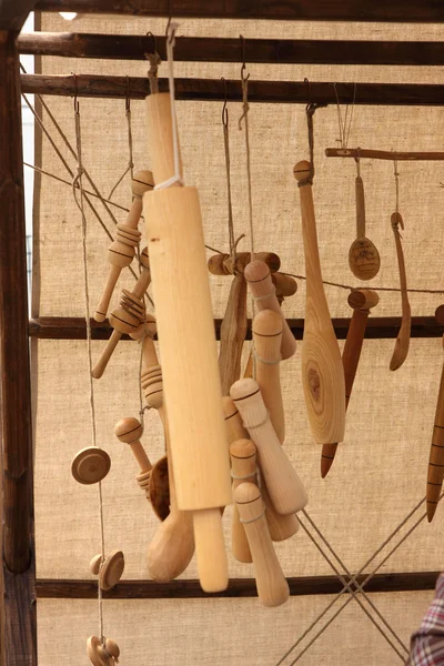 Exposición para la venta de utensilios de cocina de madera —  Fotos de Stock