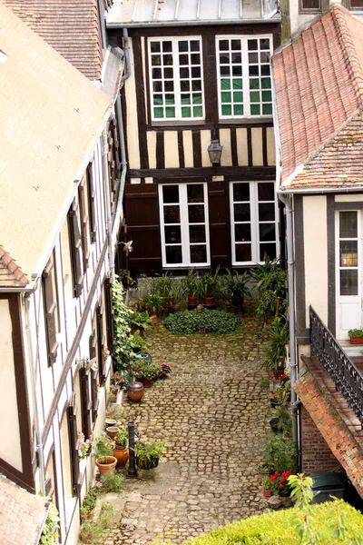 一个庭院在诺曼底的房子 — 图库照片