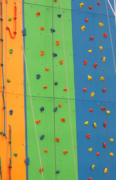 Ściana wspinaczkowa szkolenia w różnych kolorach i diff — Zdjęcie stockowe