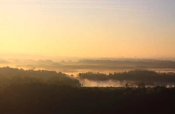 Hajnalban a völgy, a Szajna partján a ködben — Stock Fotó