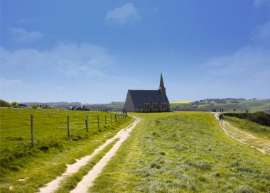 eski kilise üzerine etretat uçurumlar