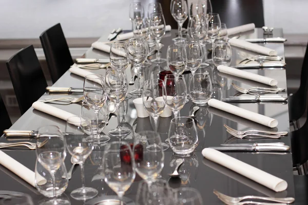 Vasos, cubiertos sobre la mesa un gran restaurante —  Fotos de Stock