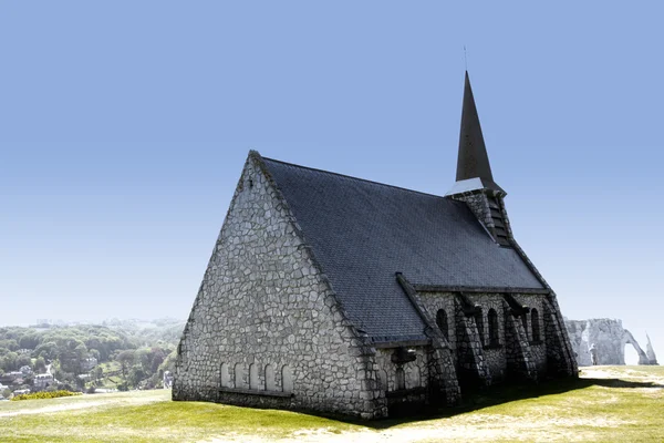 Eski kilise üzerine etretat uçurumlar — Stok fotoğraf