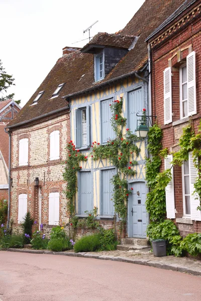 Casas antiguas en el pueblo de Gerberoy en Francia — Foto de Stock