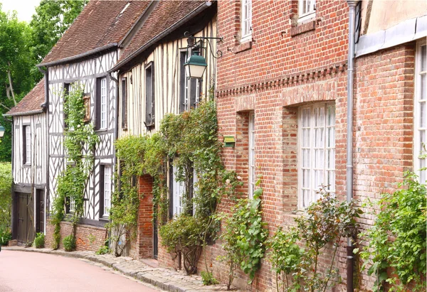 Vecchie case nel villaggio di Gerberoy in Francia — Foto Stock