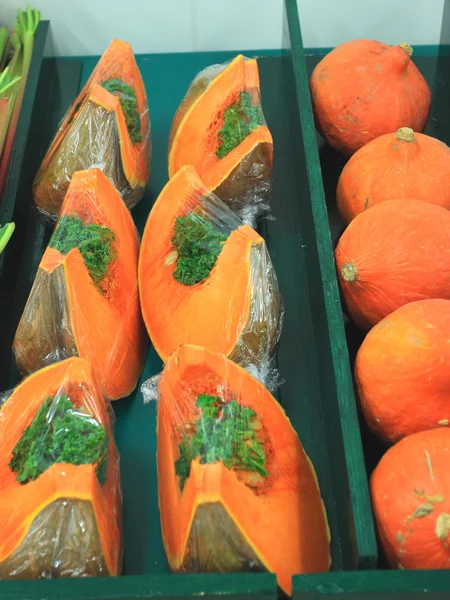 Zucche fresche e colorate su una bancarella del mercato — Foto Stock