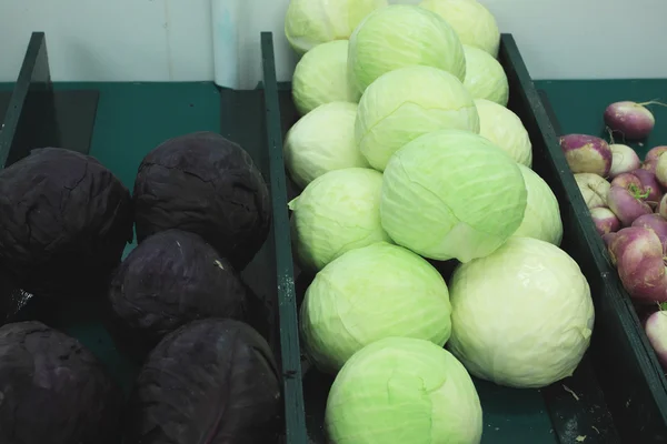 Kırmızı veya beyaz taze lahana pazarında tezgah üzerinde — Stok fotoğraf