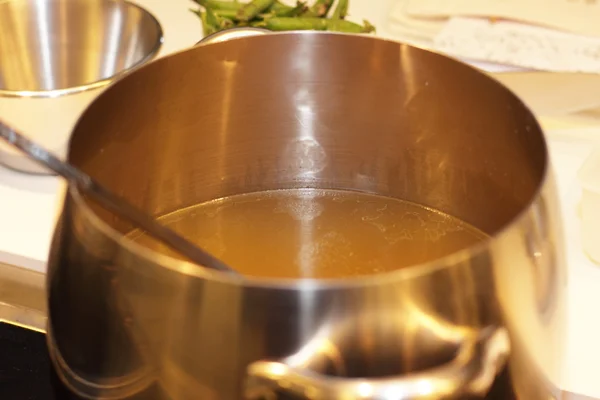在厨房里的蔬菜汤与铝壶 — 图库照片