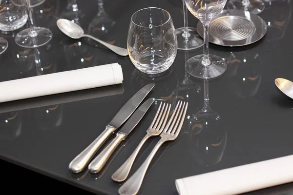 Copos, talheres na mesa um ótimo restaurante — Fotografia de Stock