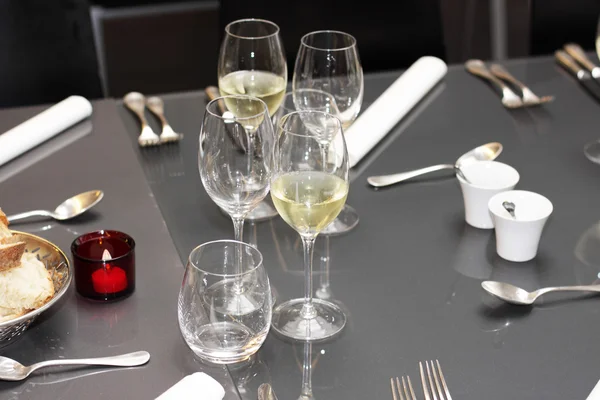 Glazen, bestek op tafel een geweldig restaurant — Stockfoto