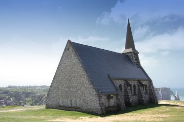 eski kilise üzerine etretat uçurumlar