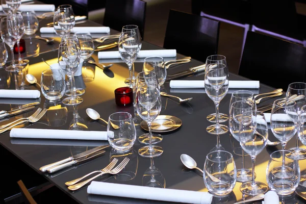 Szklanek, sztućców na stole doskonałą restaurację — Zdjęcie stockowe