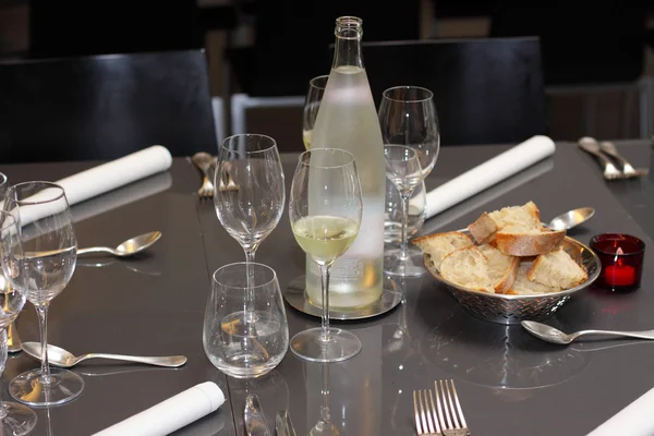 Ποτήρια, μαχαιροπίρουνα στο τραπέζι ένα μεγάλο εστιατόριο — Φωτογραφία Αρχείου