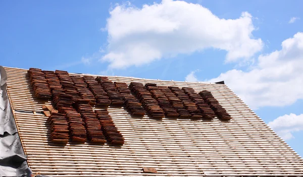 Renovation of a tiled roof of an old house — Stock Photo, Image