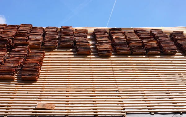 Renovatie van een betegeld dak van een oud huis — Stockfoto