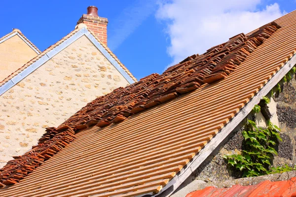 Renovação de um telhado de azulejos de uma antiga casa — Fotografia de Stock
