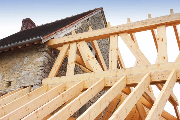 Konstruksi bingkai kayu dari atap — Stok Foto
