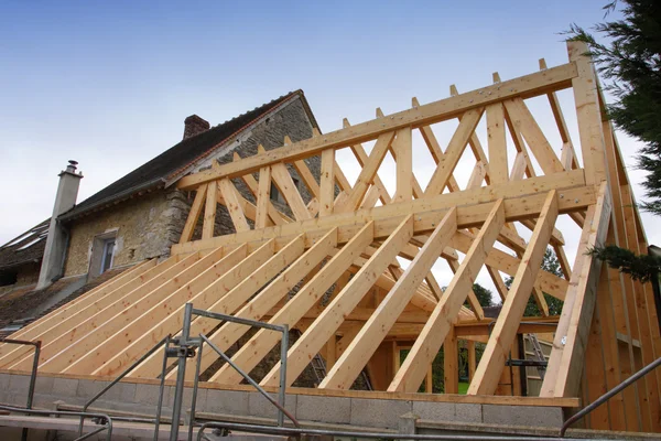 Die Konstruktion des Holzrahmens des Daches — Stockfoto
