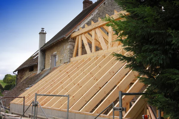 屋顶的木框架的构建 — 图库照片