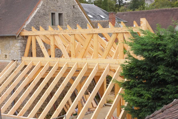 Die Konstruktion des Holzrahmens des Daches — Stockfoto