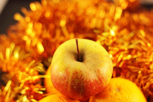 Jabłko z bliska na tle migoczących girlandy — Zdjęcie stockowe