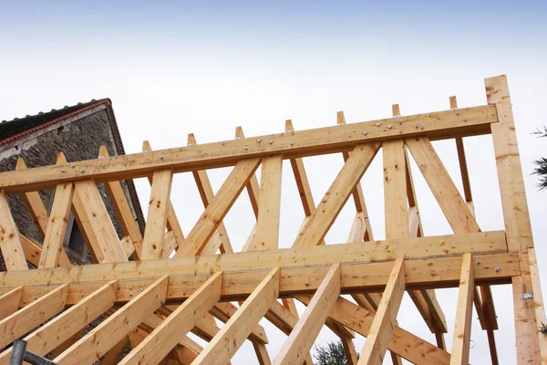 Konstruksi bingkai kayu dari atap — Stok Foto