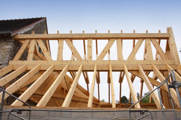 La construcción del marco de madera del techo —  Fotos de Stock