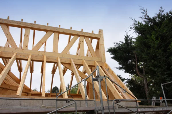 Construção da armação de madeira de um telhado — Fotografia de Stock