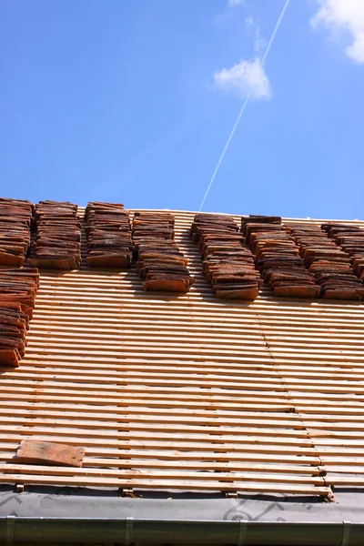 Renovatie van een betegeld dak van een oud huis — Stockfoto